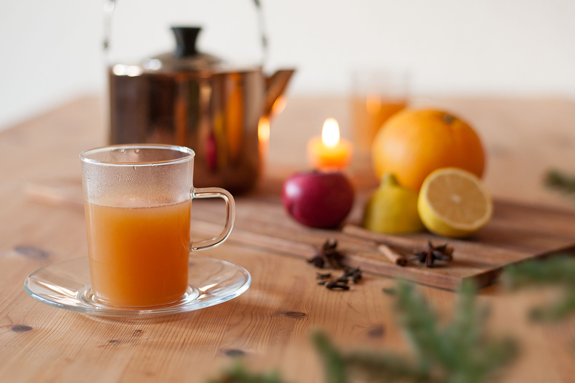 Der heiße Apfelpunsch ist in einer Teetasse aus Glas serviert.