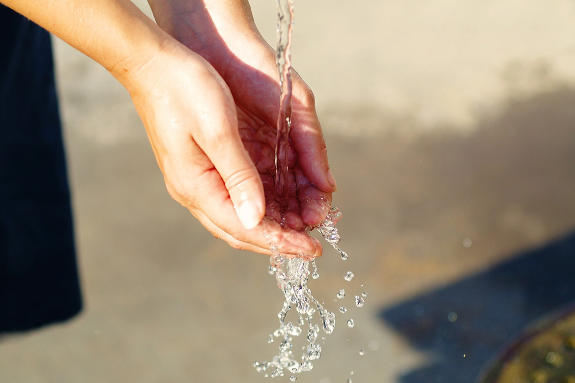 Das Wasser, das hier durch die Hände fließt, ist nicht virtuell.