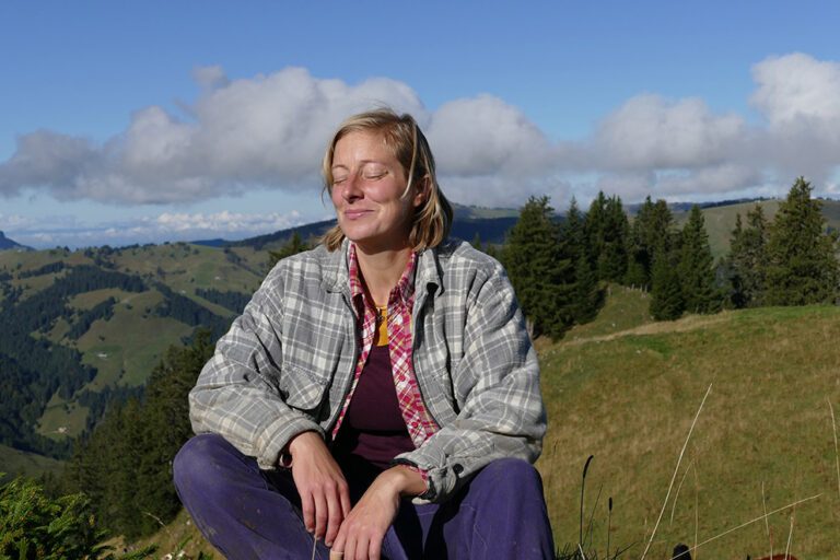 Katharina Afflerbach genießt mit geschlossenen Augen die Auszeit auf der Alp.