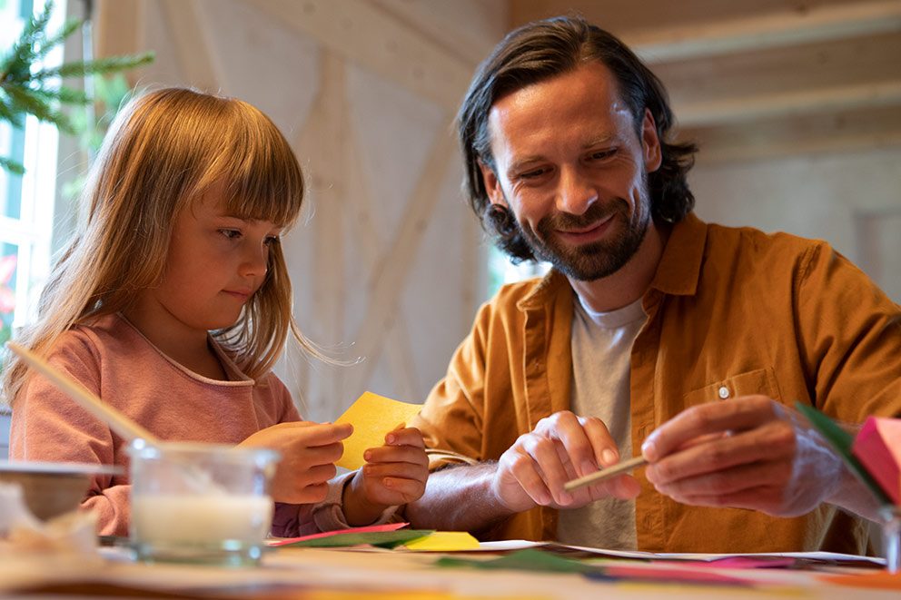 Durch die Rollenentwicklung in der Familie hat dieser Vater Zeit, gemeinsam mit seiner kleinen Tochter zu basteln.