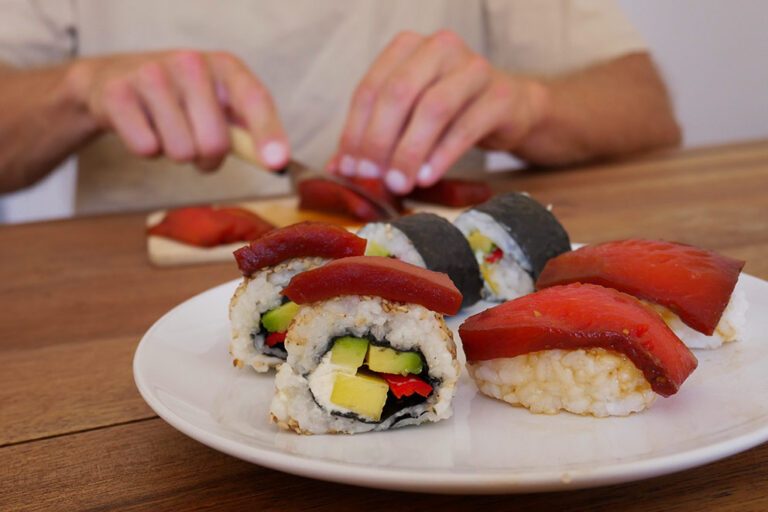 Selbst gemachtes Sushi wird mit veganem Thunfisch aus Wassermelone belegt.