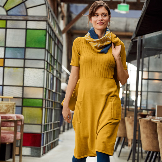 Eine Frau mit Strickkleid in einem Restaurant