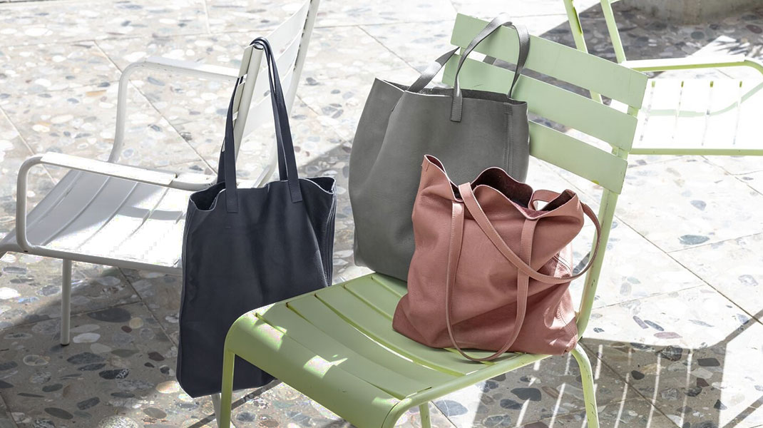 Elegante Ledertaschen für die Stadt oder den Einkauf auf dem Wochenmarkt.
