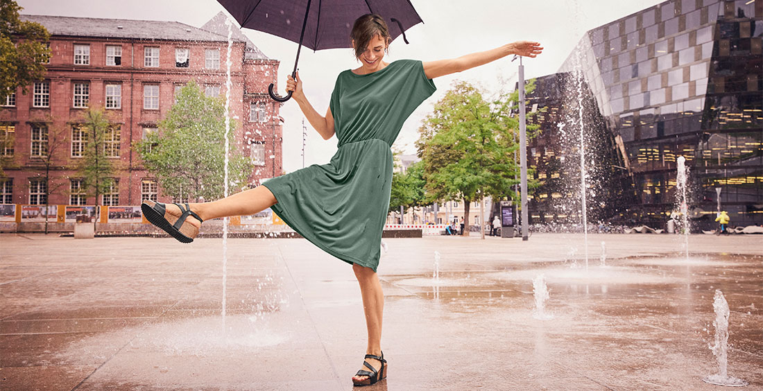 Model mit Bio-Kleid von Waschbär
