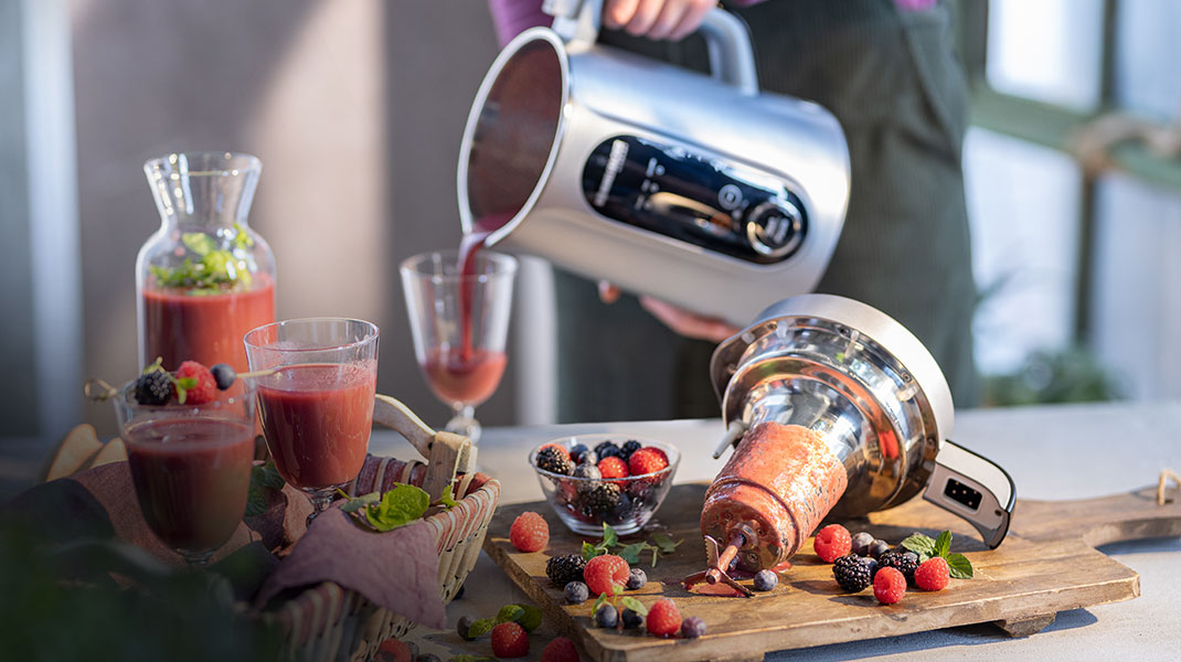 Zubereitung frischer Beeren-Smoothies mit dem nachhaltigen Smoothie-Maker