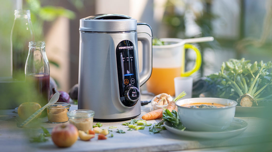Veggie-Drink- & Suppen-Bereiter mit dampfender Kürbissuppe