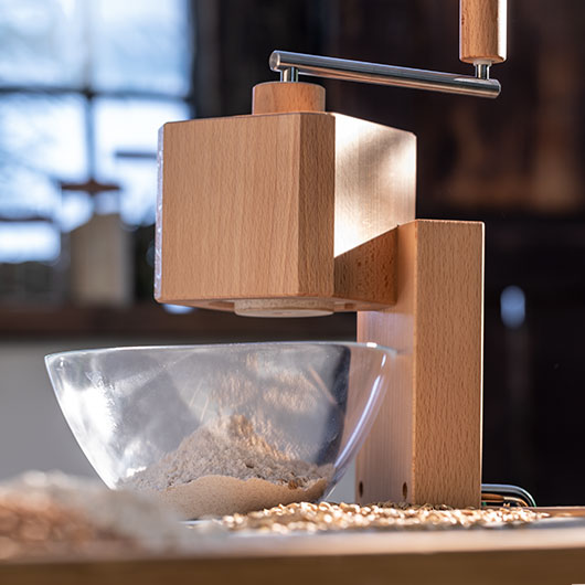 Handgetreidemühle mit Glasschüssel