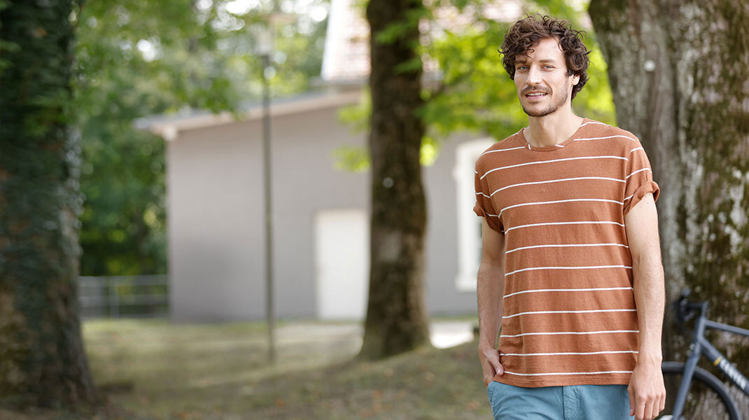 Mann in einem nachhaltigen T-Shirt an einem Sommertag