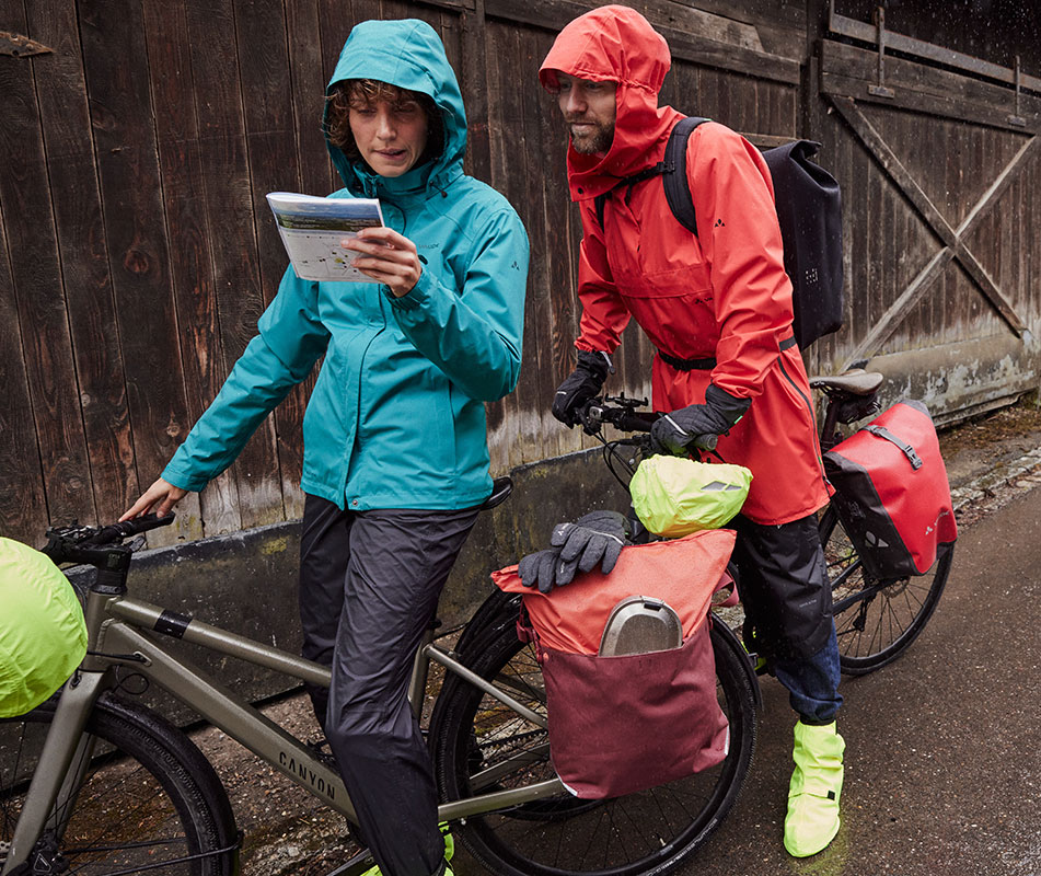 Radtour im Regen in praktischer Outdoorkleidung