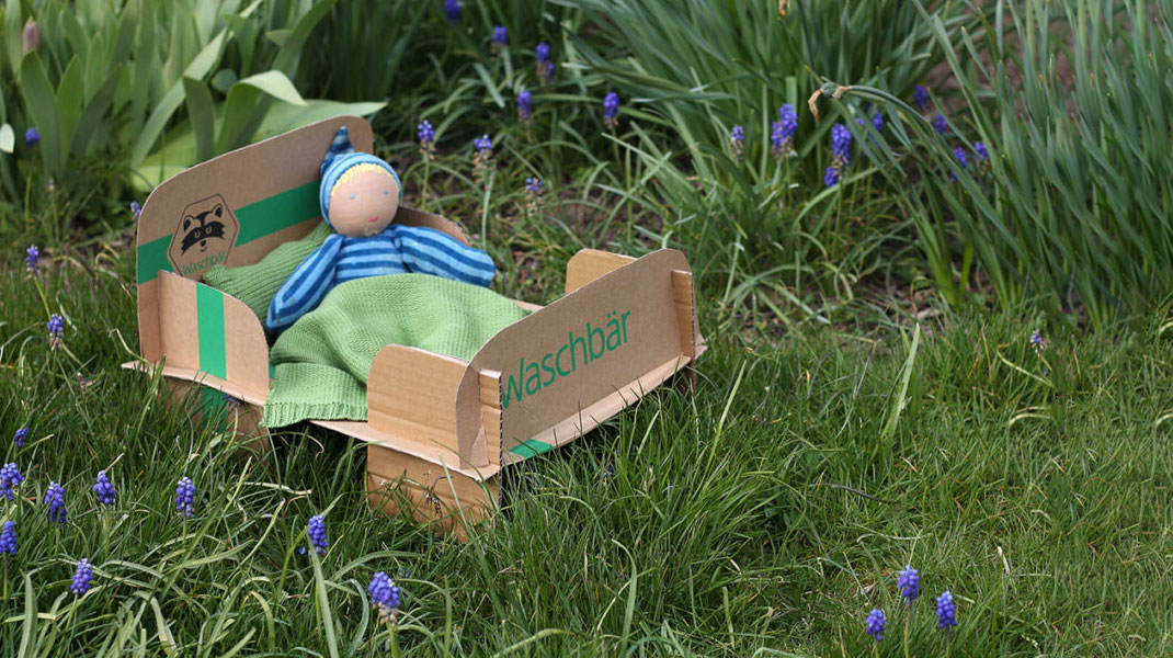 Do it yourself: Puppenbett aus Karton basteln