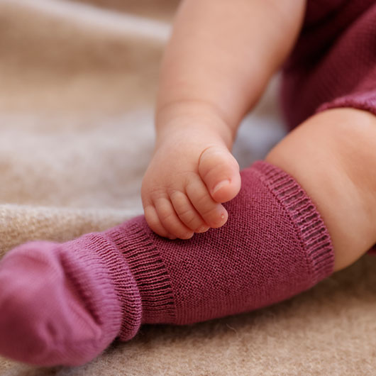 Kleinkind in rosa Baby-Strumpfhose aus Bio-Baumwolle