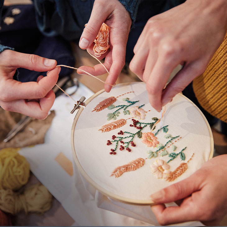 Do it yourself: Blumen sticken und Kleidung mit Stickereien verzieren