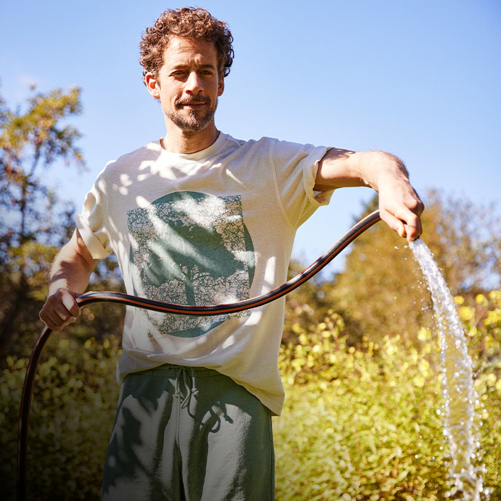 Mann in Naturmode beim einpflanzen.