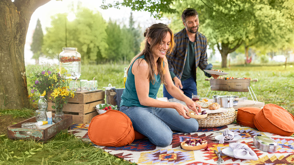 Nachhaltig grillen im Park und den Frühsommer genießen