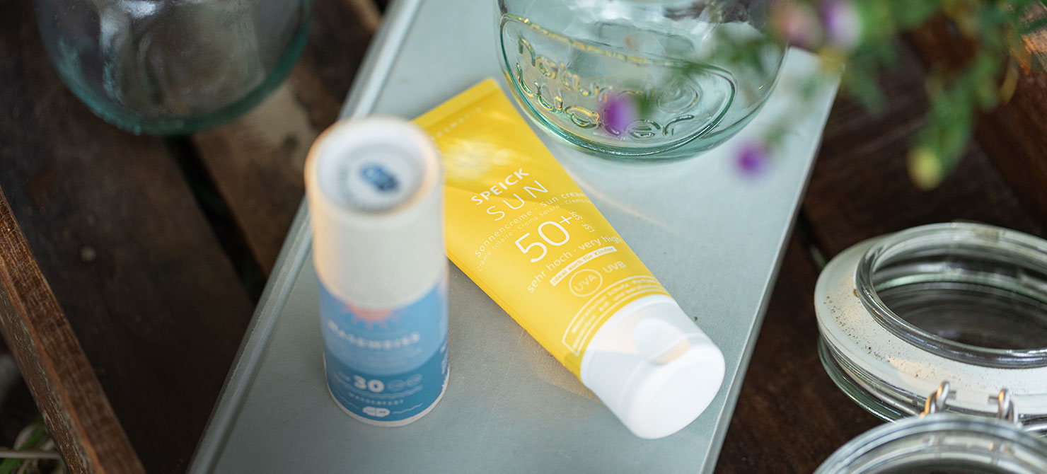 Mit mineralischer Sonnencreme in Naturkosmetik-Qualität, die Sonnenstrahlen genießen