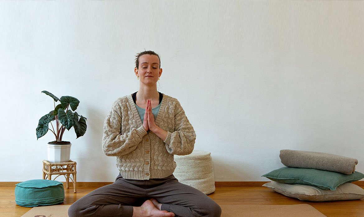 Hier sehen Sie die Vorschau für den Magazin-Beitrag zum Thema Yoga im Home-Office