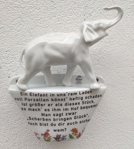 Der gefürchtete Elefant im Porzellanladen ziert die Gedichttafel im Hof