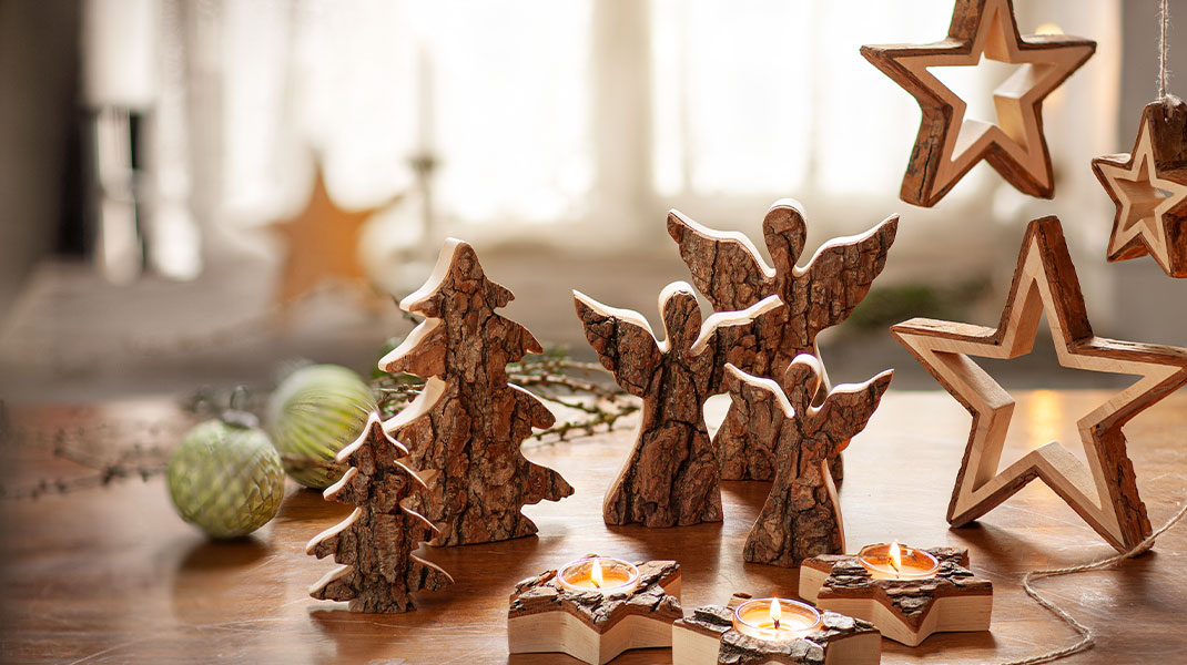 Weihnachtsdekoration: Hängesterne, Engel, Tannenbäume und Kerzenhalter Stern aus natürlichen Erlenholz