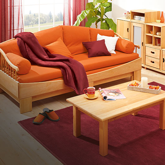 Gemütliches Sofa aus massivem Erlenholz