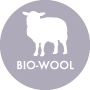 Hauseigenes Label von Waschbär, das bestätigt, dass die verwendete Wolle aus kontrolliert biologischer (k.b.T.) und artgerechter Tierhaltung stammt.