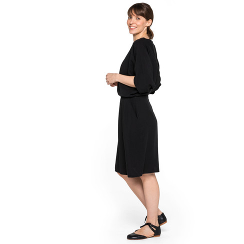Kleid aus TENCEL™ Fasern mit raffiniertem Rückenausschnitt und Fledermausärmeln, schwarz